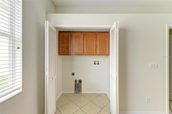 Building Photo - 15121 Searobbin Dr