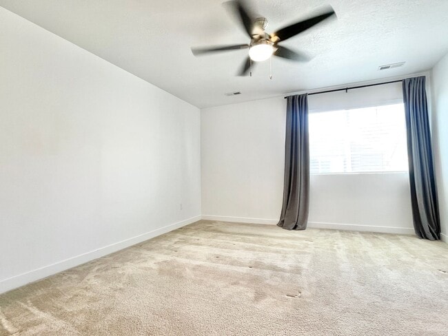 Building Photo - HOLIDAY MOVE IN SPECIAL!