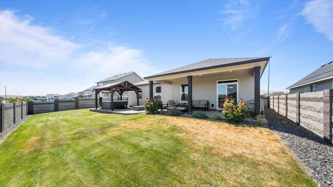 Building Photo - Move-In Ready West Richland Rental – 3-Car Garage, Fenced Yard, Hot Tub Included