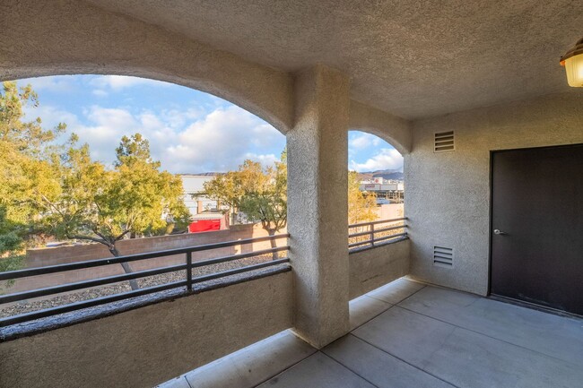 Building Photo - GORGEOUS GREEN VALLEY CONDO FOR LEASE!