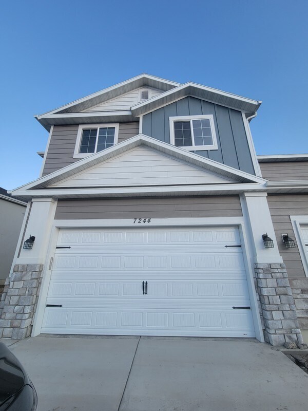 Building Photo - 7244 N Silver Spring Way