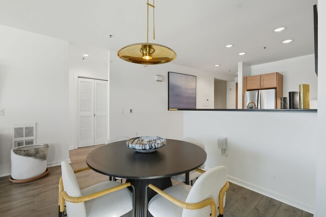 Building Photo - 200 2nd St