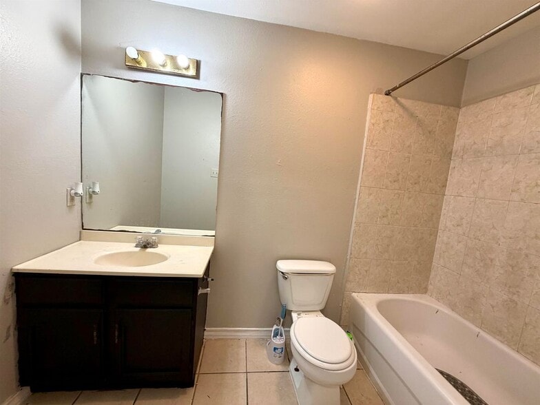 Building Photo - 2005 Cross St