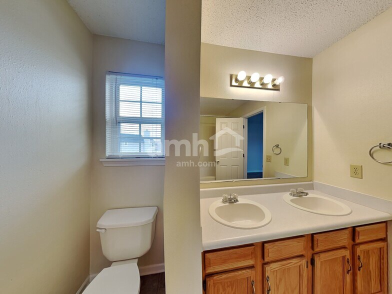 Building Photo - 11988 Cat Tail Ct