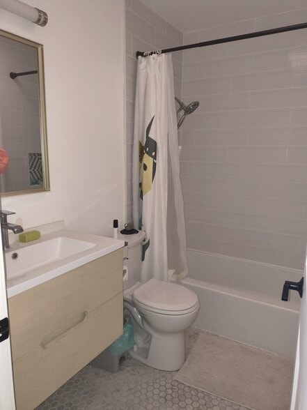 Second Bath w/tub - 21708 Lake Vista Dr