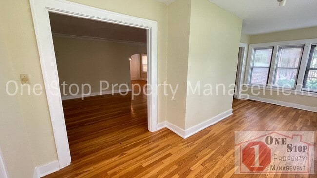 Building Photo - Charming 2-bedroom, 1-bath Duplex in Kansa...
