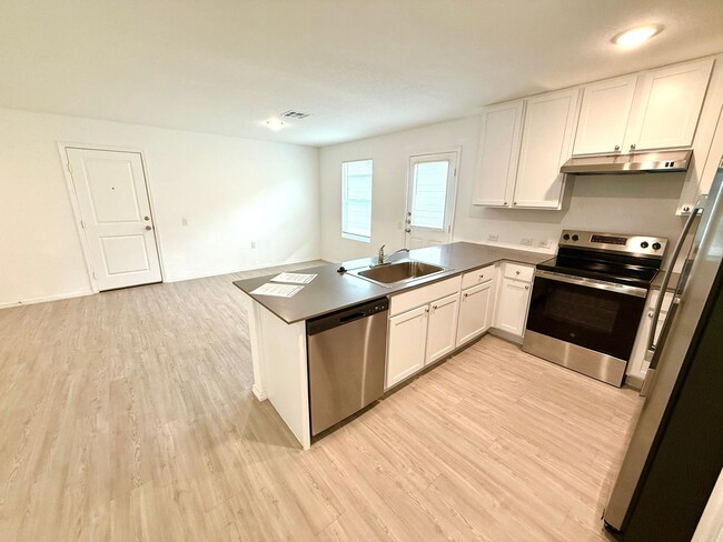 Building Photo - AVAILABLE NOW! 4 Bedroom / 2 Bath Home In ...
