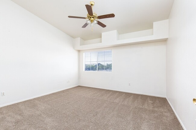 Building Photo - Enormous second story unit in upscale gated Summerlin community