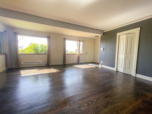 Building Photo - 3Bd/2Ba Shoreline House