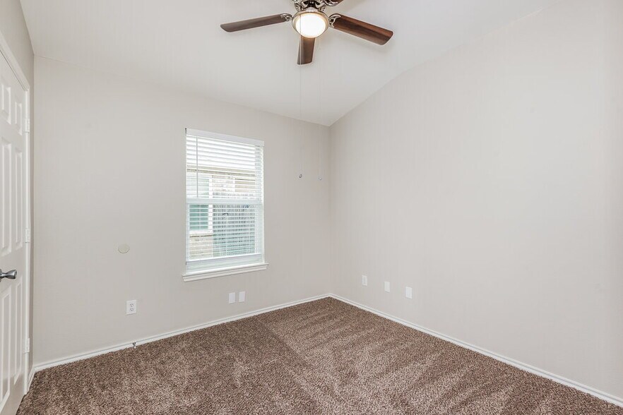 Building Photo - 3301 Royal Crest Dr