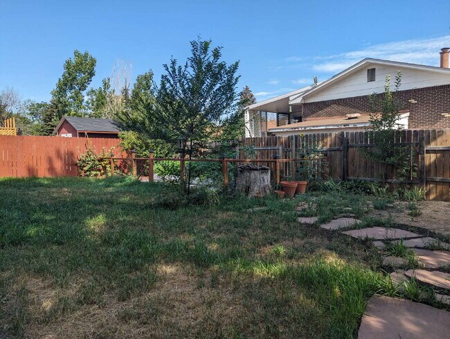 Building Photo - Charming Ranch in North Longmont!!!