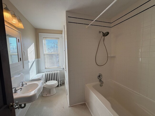 Building Photo - Grandin Home!