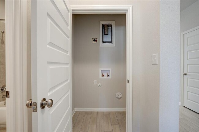 Building Photo - 1724 Artesian Spgs Xing