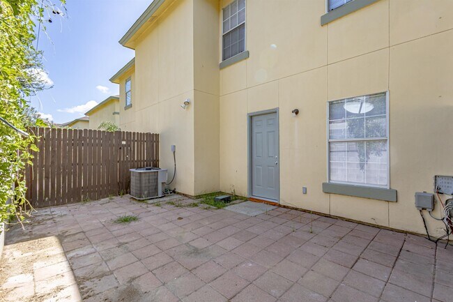 Building Photo - 1000 Ranchway Dr