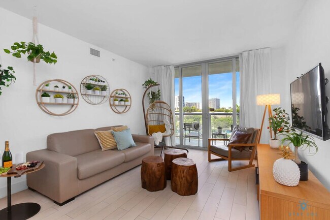 Building Photo - 2602 E Hallandale Beach Blvd