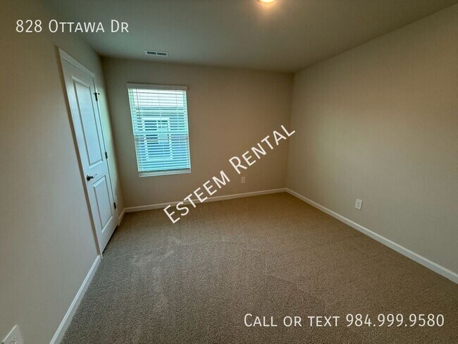 Building Photo - 828 Ottawa Dr