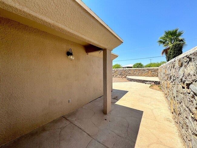 Building Photo - Sandstone Ranch Estates 4Bed Refrig A/C by...