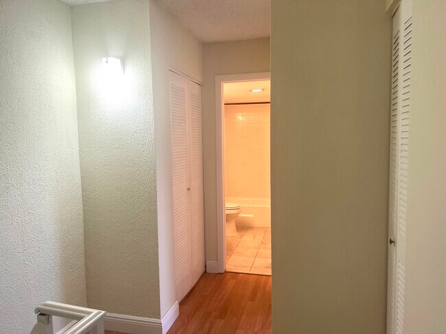 Building Photo - 1100 SE 4th Ave