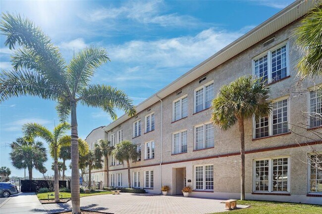 Building Photo - 701 Mirror Lake Dr N
