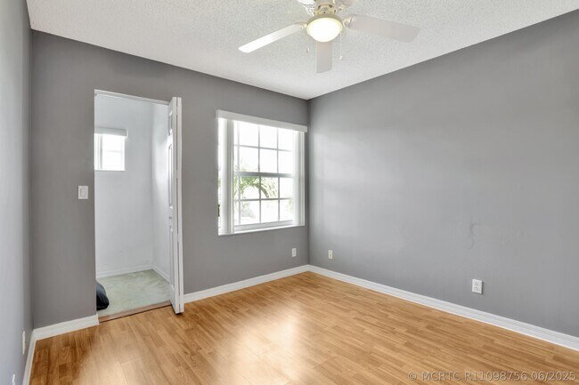 Building Photo - 4066 Cresent Creek St