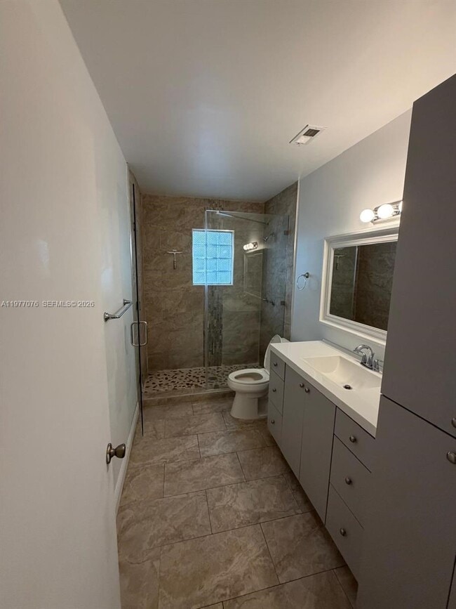 Building Photo - 1585 W 53rd St