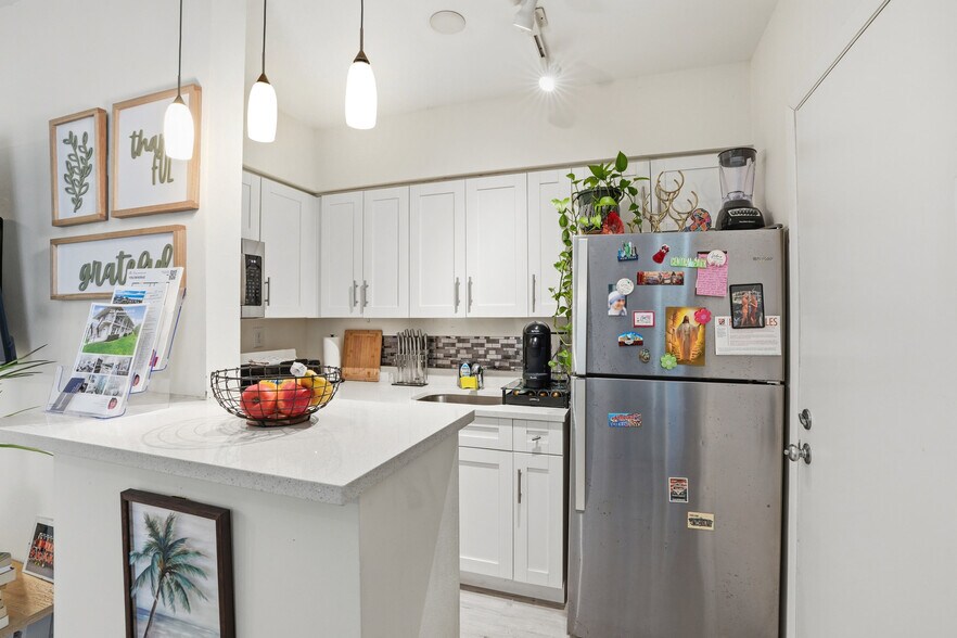 Building Photo - 235 Seaview Ct