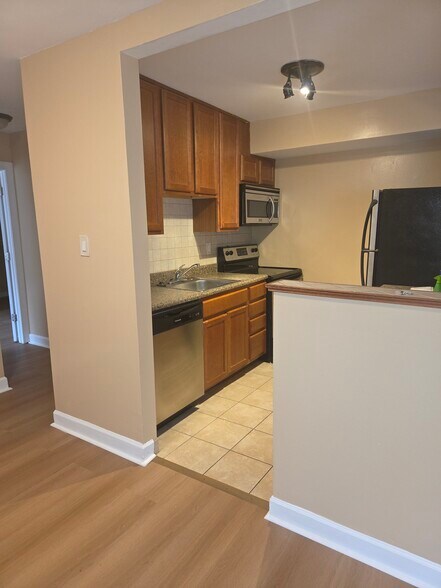 Building Photo - 6300 Hil Mar Dr