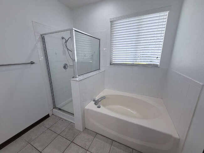 Building Photo - 1065 Viewpoint Way