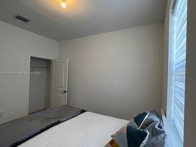 Building Photo - 4930 NE 4th St