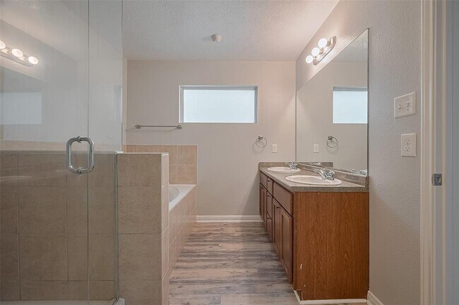 Building Photo - 5009 Willow Point Dr