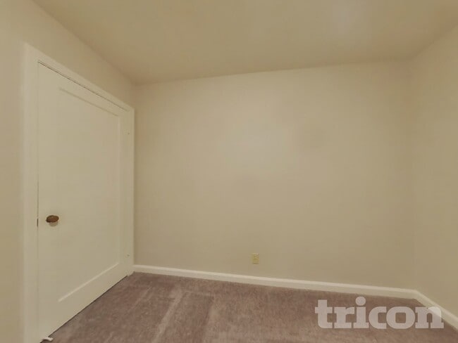 Building Photo - 2749 El Rey St