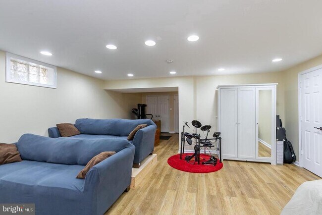 Building Photo - 1700 Abbey Oak Dr