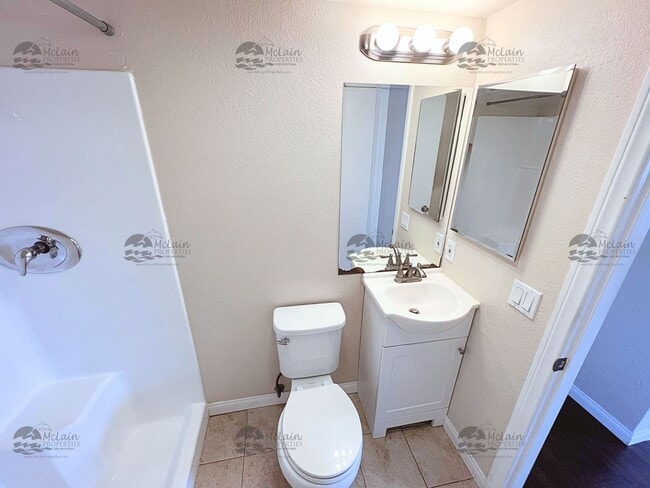 Building Photo - 3 Bed/2 Bath Two Story Townhome in Gated Community