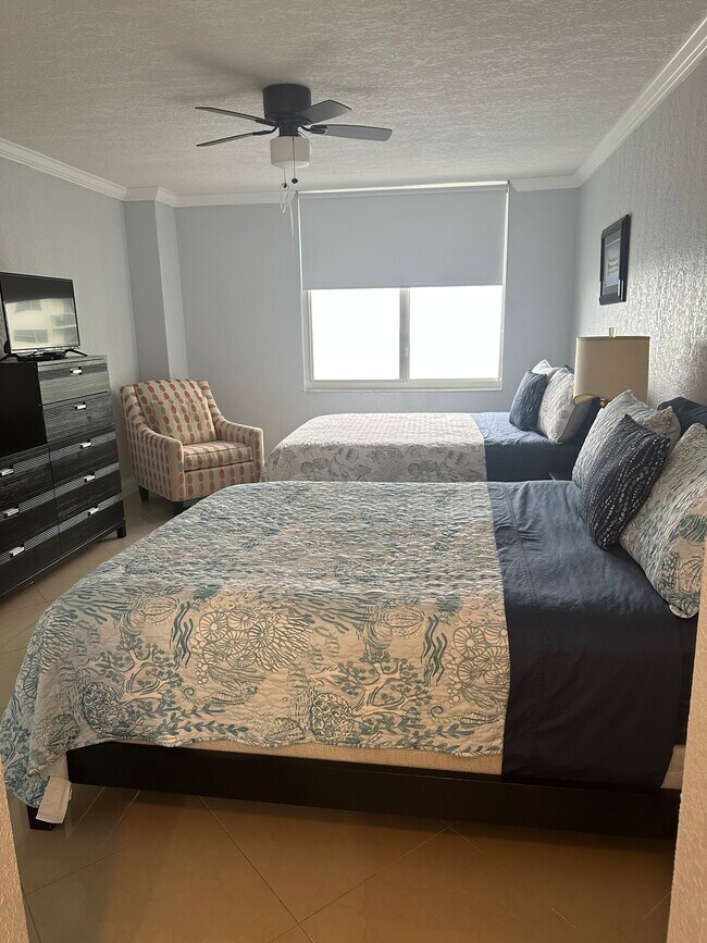 Building Photo - 3725 S Ocean Dr