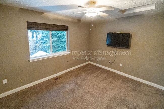 Building Photo - 6415 S Woodland Ct