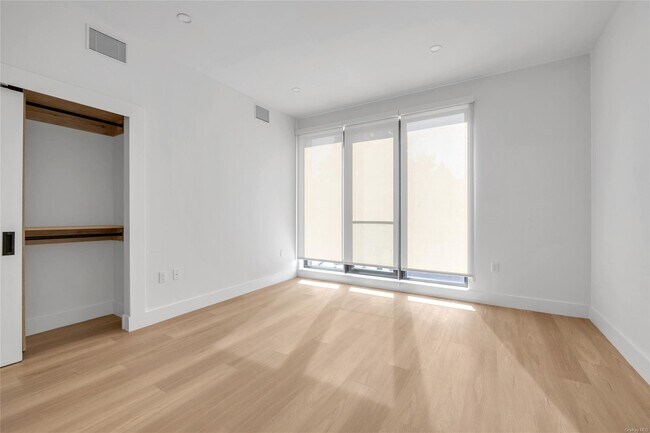Building Photo - 108 Middle Neck Rd