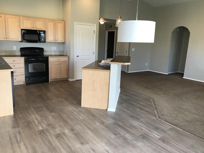 Building Photo - 739 N Pringlewood Pl