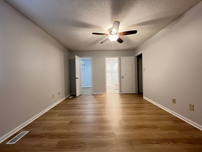 Building Photo - Move-in Ready!
