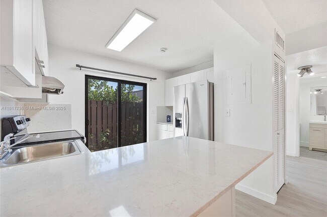 Building Photo - 3809 SW 82nd Ave