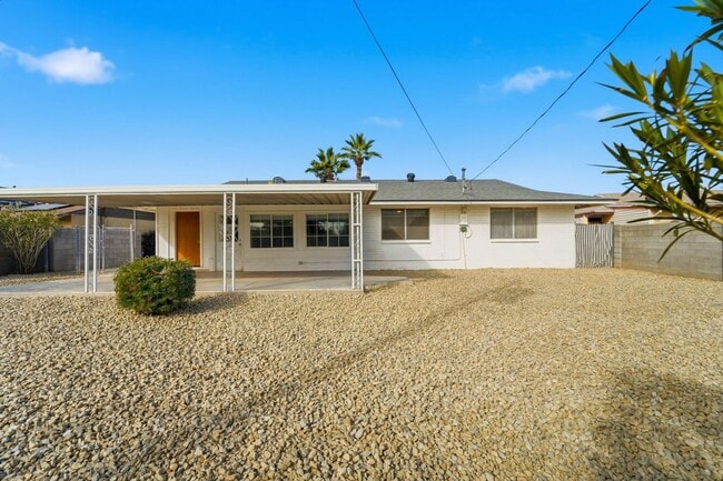 Building Photo - Comfortable 2-Bed Sun City Retreat with Vinyl Flooring & Fresh Paint