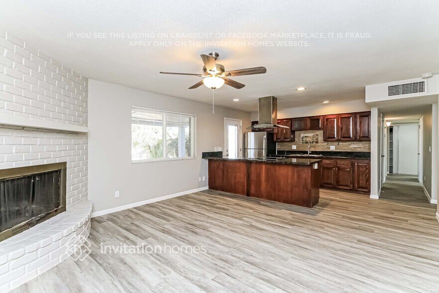 Building Photo - 892 E Erie St