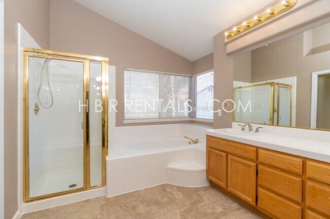 Building Photo - Move in Ready Beautiful 4 Bed Home in Tracy - Full Bed/Bath on 1st floor