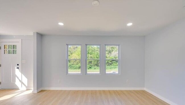 Building Photo - Stunningly Renovated 3BD/1BA Single Family...