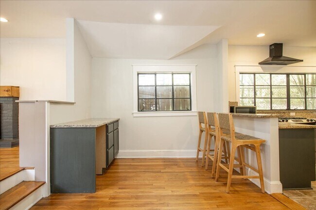 Building Photo - Beautifully Renovated 2/1 in Desirable Gra...