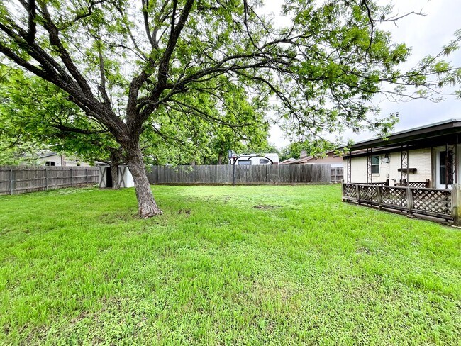 Building Photo - Available Now!!!! Gorgeous 3 bedroom, 2 bath, 2 car garage home. Beautiful wood look flooring. Sp...