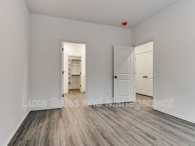 Building Photo - 8012 NW 110th Dr