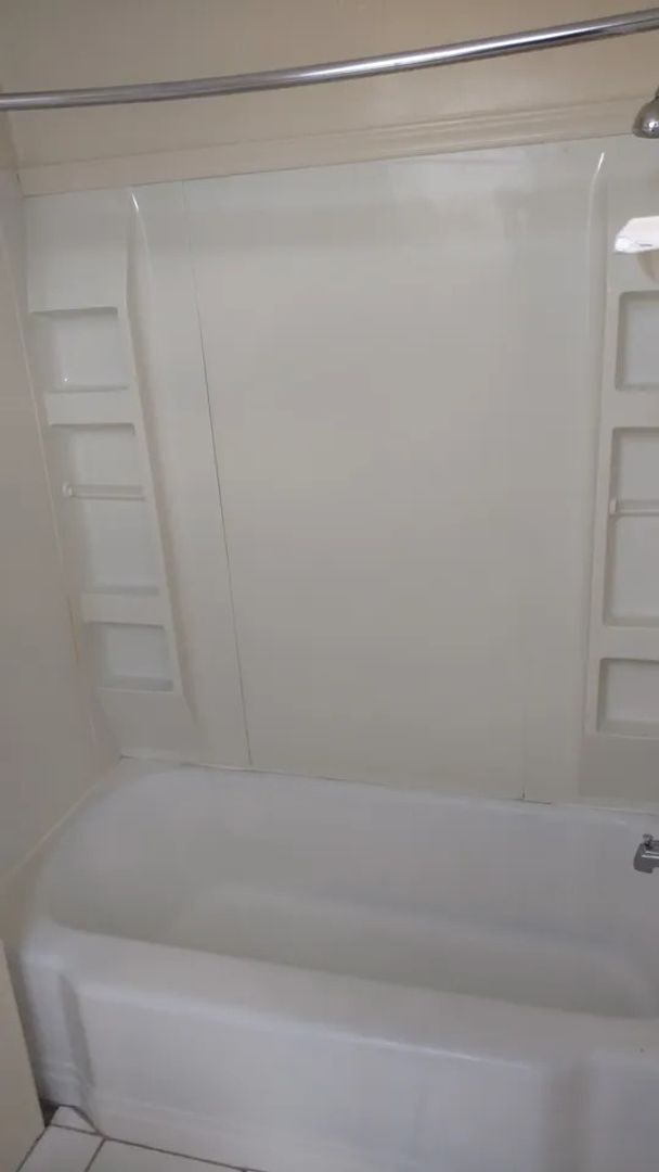 Building Photo - 1 Bedroom in Midtown w/optional Garage