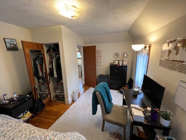 Building Photo - 213 Holland St