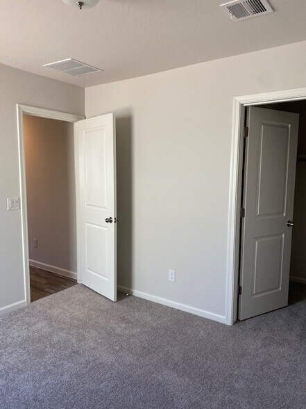 Building Photo - 797 S Silvercreek Ln