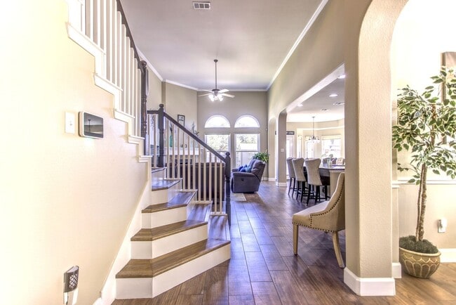 Building Photo - Beautifully Maintained 4 bed/3bath 2 Story...